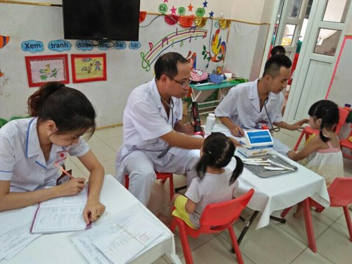        Trường mầm non Long Biên tổ chức khám sức khỏe lần I cho học sinh trong toàn trường đầu năm học 2017 - 2018